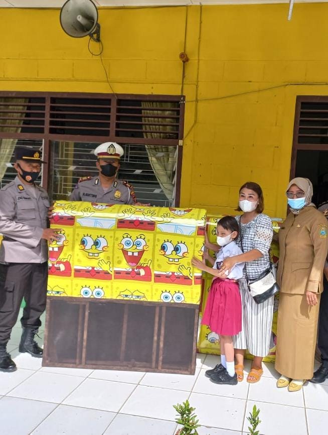 Kapolda Sumut Berikan Tempat Tidur SpongeBob ke Anak Tuna Netra