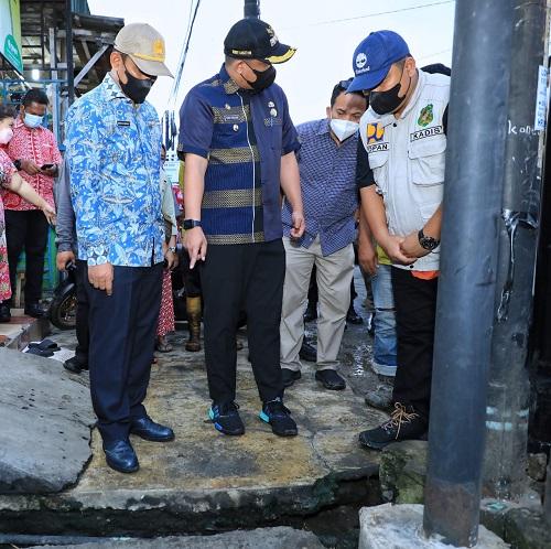 Bobby Tinjau Drainase di Jalan Bajak