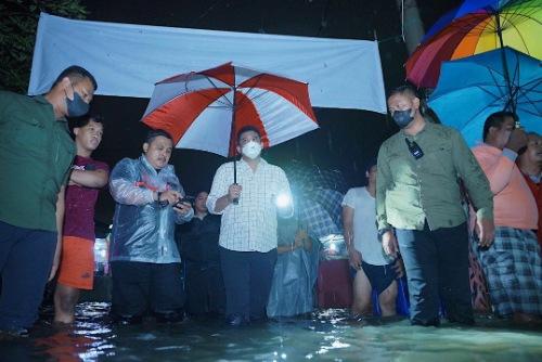 Bobby Terobos Banjir Menteng