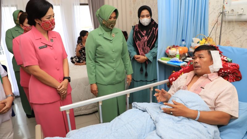 Ketua Bhayangkari Sumut Bersama Ketua Persit Chandra Kirana Jenguk Babinsa Korban Pembacokan