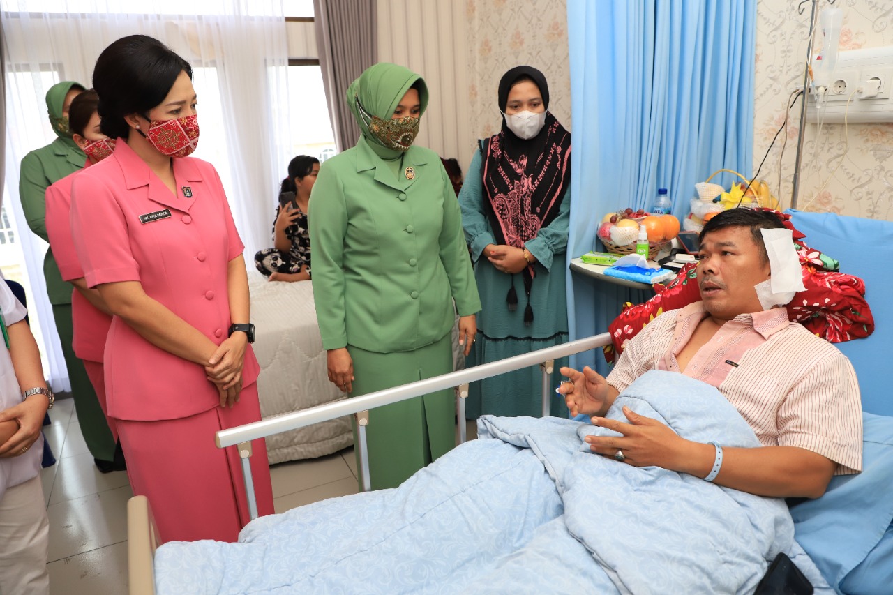 Ketua Bhayangkari Sumut Bersama Ketua Persit Chandra Kirana Jenguk Babinsa Korban Pembacokan