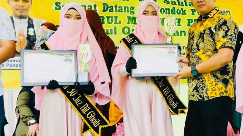 Darma Putra Rangkuti Bagikan 30 Ribu Jam Dinding Kepada Masyarakat Nagori Naga Jaya