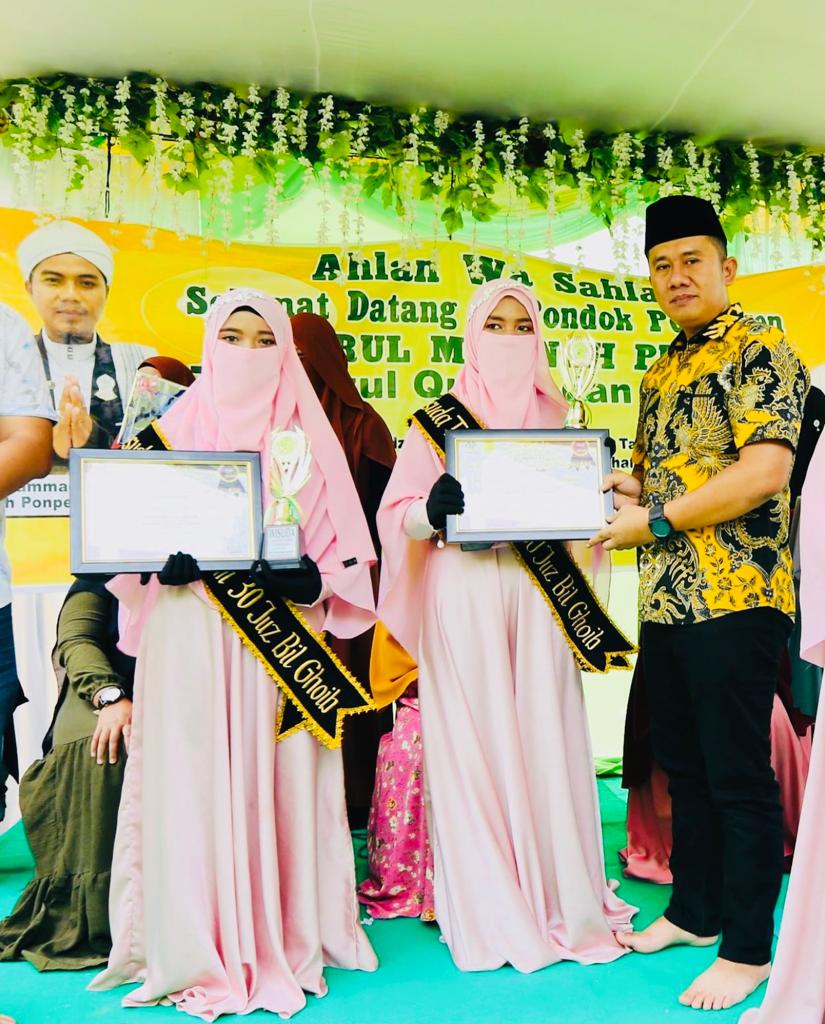 Darma Putra Rangkuti Bagikan 30 Ribu Jam Dinding Kepada Masyarakat Nagori Naga Jaya