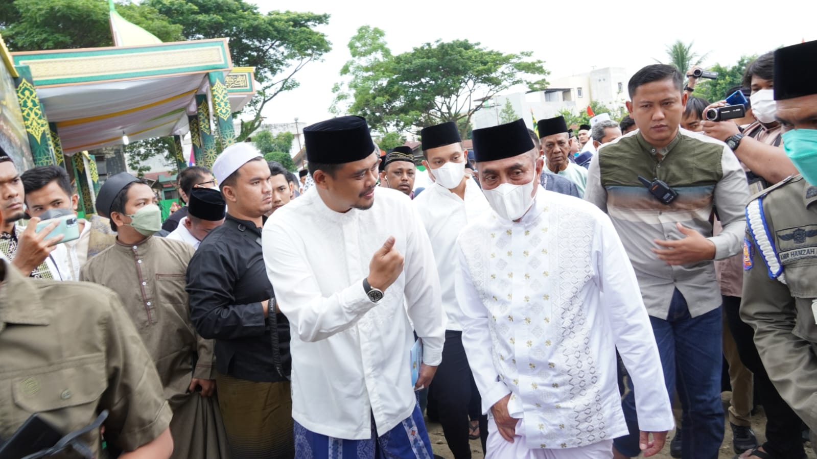 Bobby Nasution dan Gubsu Shalat Idul Adha Bersama di Lapangan Gajah Mada