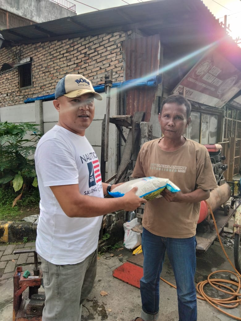Sat Narkoba Polresta Deliserdang Bagi Sembako Ringankan Beban Masyarakat Terdampak BBM
