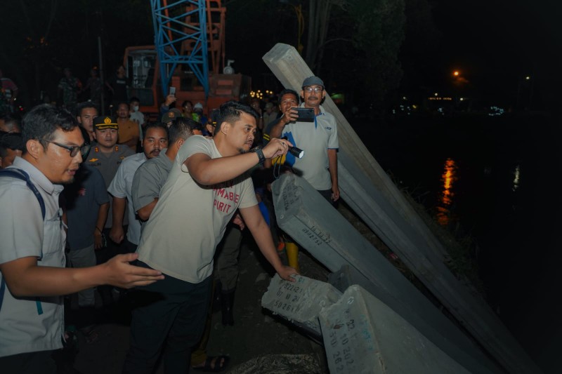 Walikota Medan Tinjau Pemasangan Tanggul Sementara di Taman Maharani