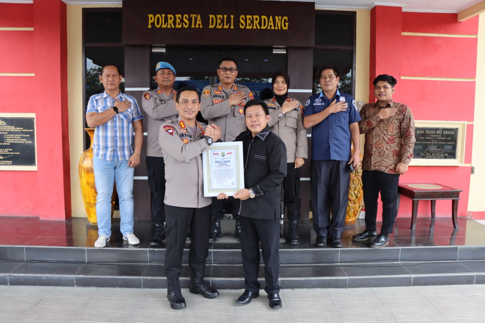 Gencar Menemui Masyarakat, Polresta Deliserdang Dianugerahi Penghargaan Peesisi Award