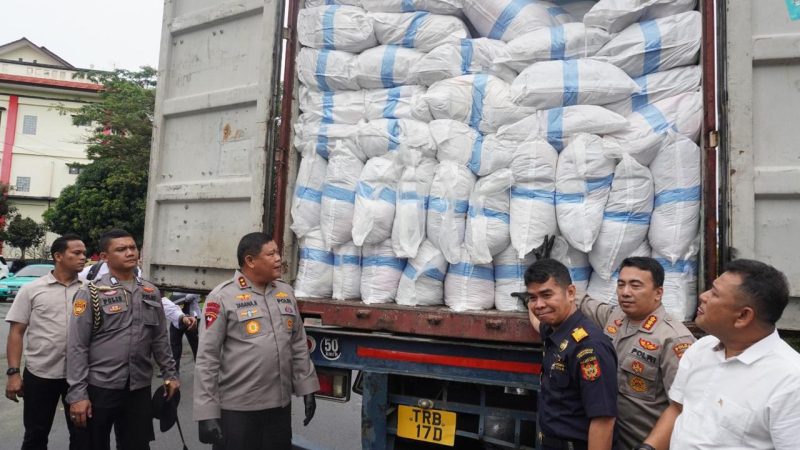 AMANKAN 1.200 KARUNG PAKAIAN BEKAS DAN CAMPURAN BARANG BEKAS LAINNYA, KAPOLDA KEPRI GELAR KONFERENSI PERS