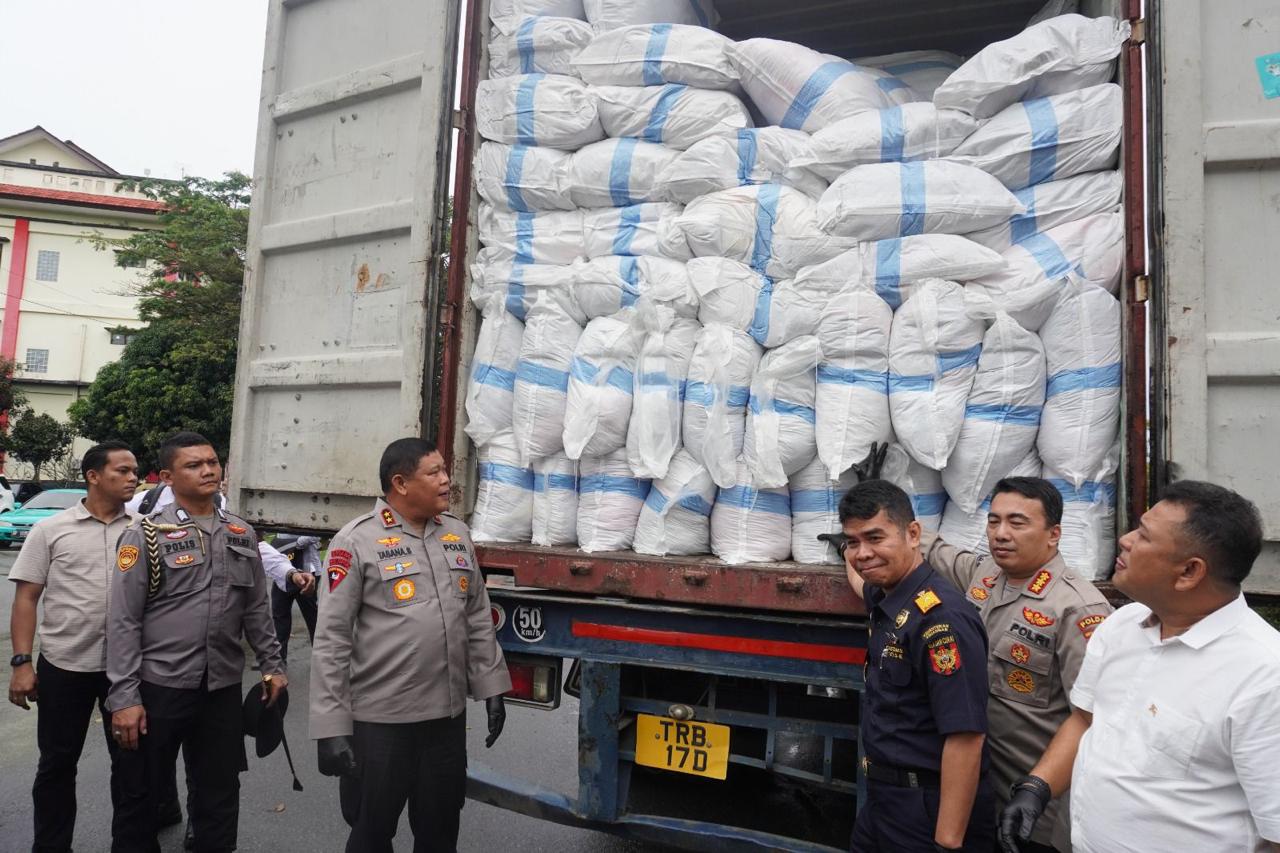 AMANKAN 1.200 KARUNG PAKAIAN BEKAS DAN CAMPURAN BARANG BEKAS LAINNYA, KAPOLDA KEPRI GELAR KONFERENSI PERS