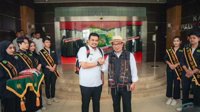 Kunjungi Balai Kota Medan, Bobby Nasution Ulosi Ridwan Kamil
