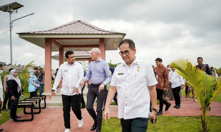 Tindak Lanjut Kerja Sama Penanganan Sampah, Bobby Nasution dan Dubes Belanda Tinjau TPA Terjun