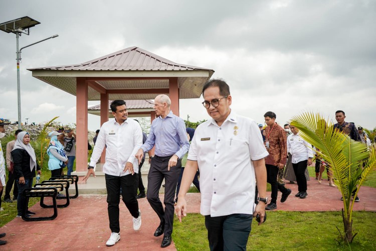 Tindak Lanjut Kerja Sama Penanganan Sampah, Bobby Nasution dan Dubes Belanda Tinjau TPA Terjun