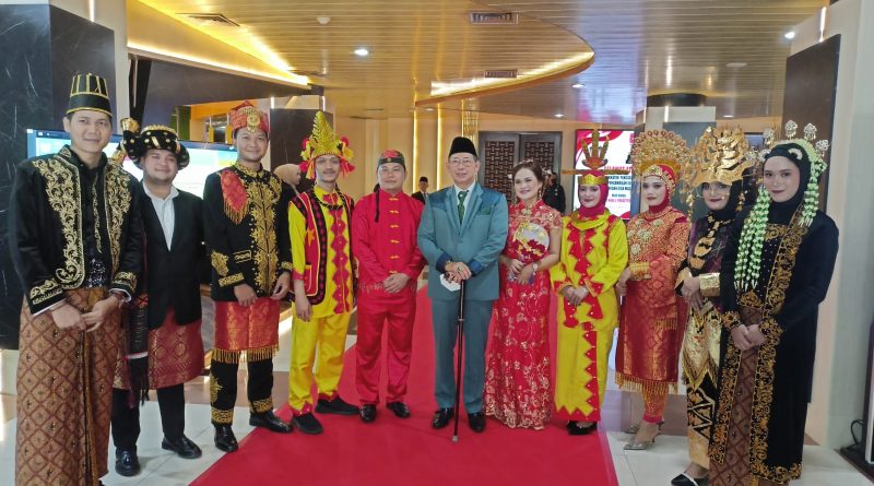 Honorer DPRD Medan Memakai Pakaian Adat