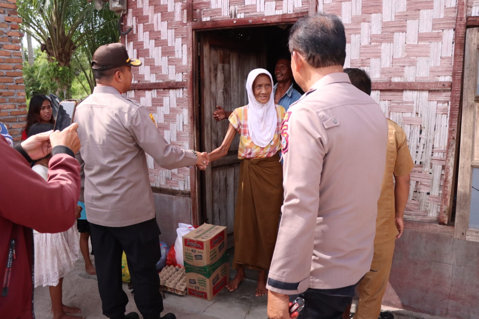 Dalam Rangka Giat Safari Ramadhan Kapolres Sergai Memberikan Bantuan Sosial Kepada Warga Yang Kurang Mampu