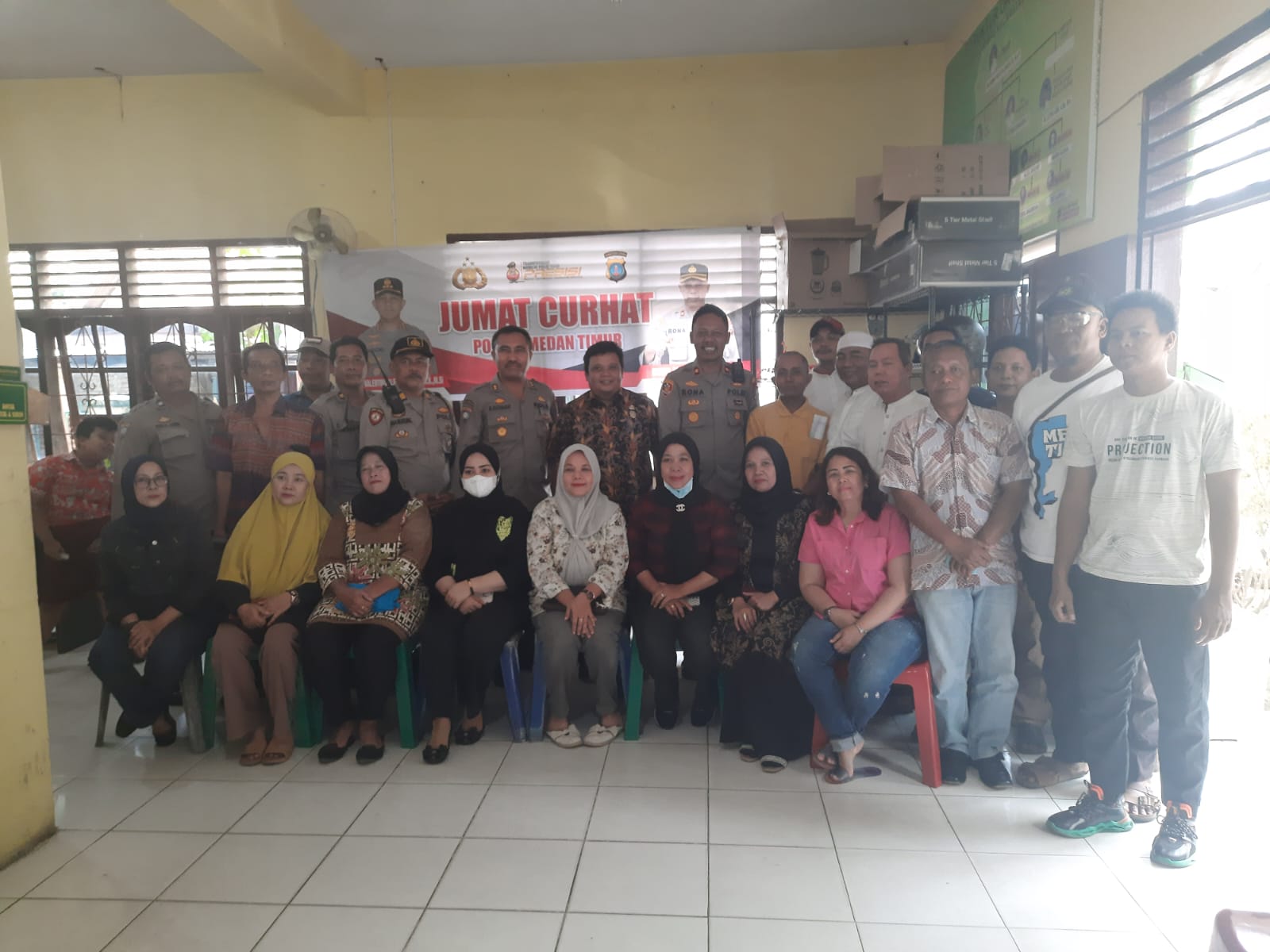 Polsek Medan Timur Mendengar Curhatan Masyarakat Di Kantor Lurah Gaharu