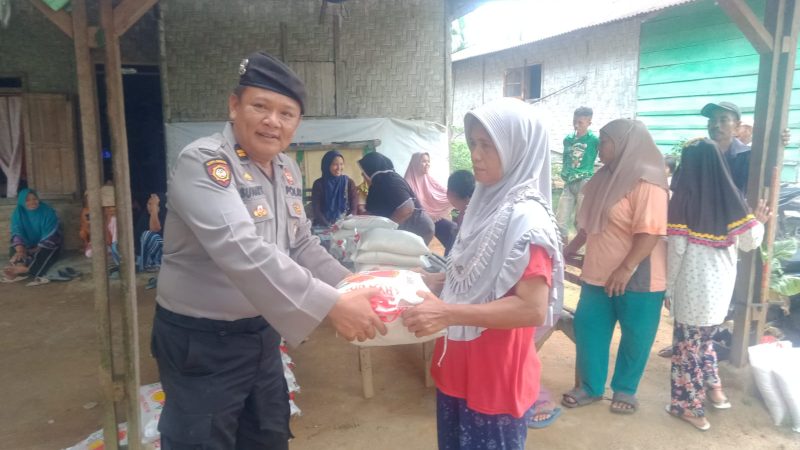 Dalam Rangka Safari Ramadhan Polres Sergai Melaksanakan Giat Pemberian Sembako Kepada Warga Yang Kurang Mampu