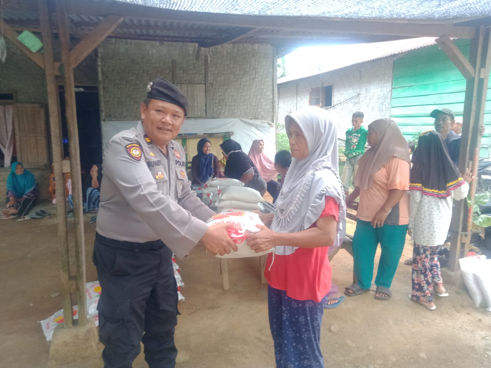 Dalam Rangka Safari Ramadhan Polres Sergai Melaksanakan Giat Pemberian Sembako Kepada Warga Yang Kurang Mampu