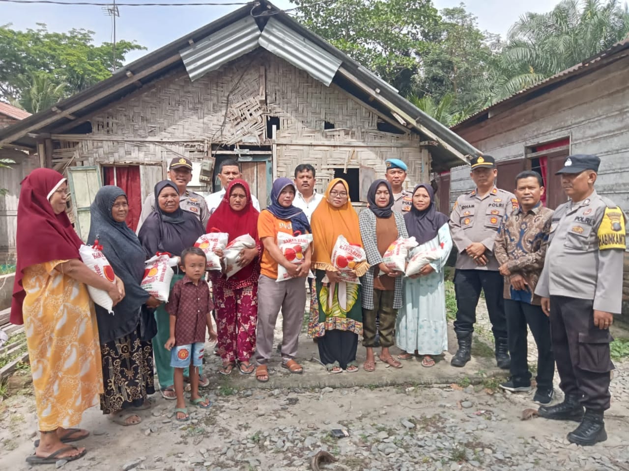 Polsek Firdaus Sergai Laksanakan Giat Bansos ke Warga Kurang Mampu