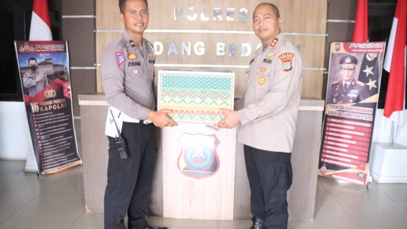 Kapolres Sergai Serahkan Bingkisan Lebaran Kepada Personil