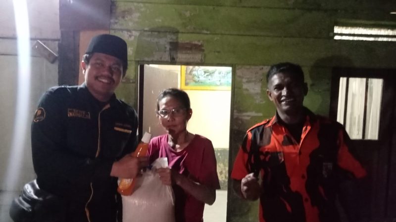 Fran Senjaya Siahaan Ketua PP Ranting Kelurahan Simpang Bagikan Sembako ke Kaum Duafa