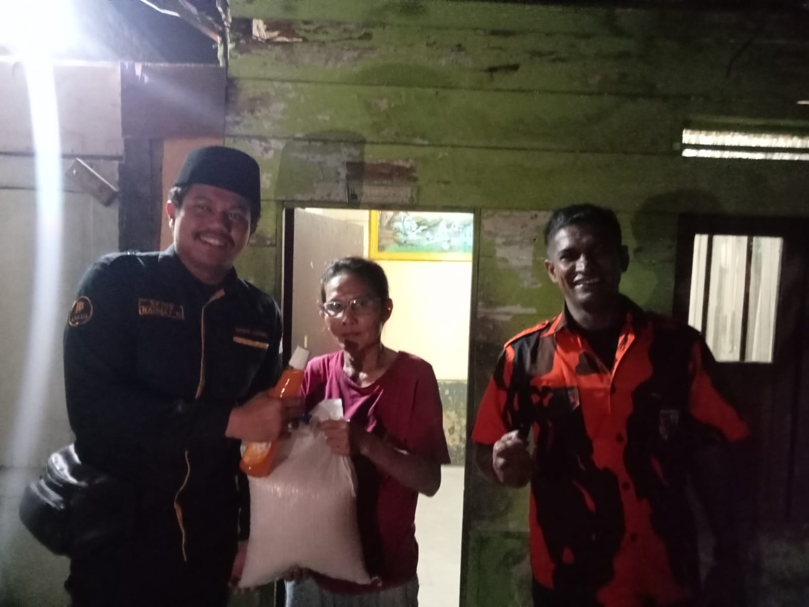 Fran Senjaya Siahaan Ketua PP Ranting Kelurahan Simpang Bagikan Sembako ke Kaum Duafa