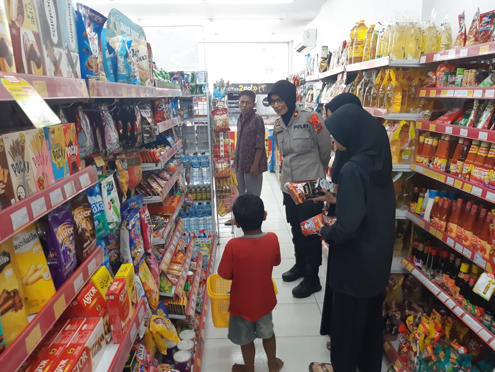 Polresta Deli Serdang Berbagi Makanan ke Anak Yatim Untuk Berbuka Puasa