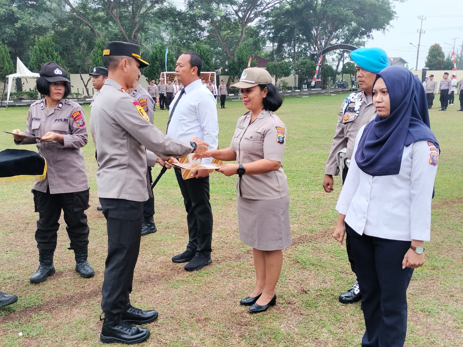 Kapolres Sergai Pimpin Apel Pemberian Piagam Penghargaan Kepada Personil