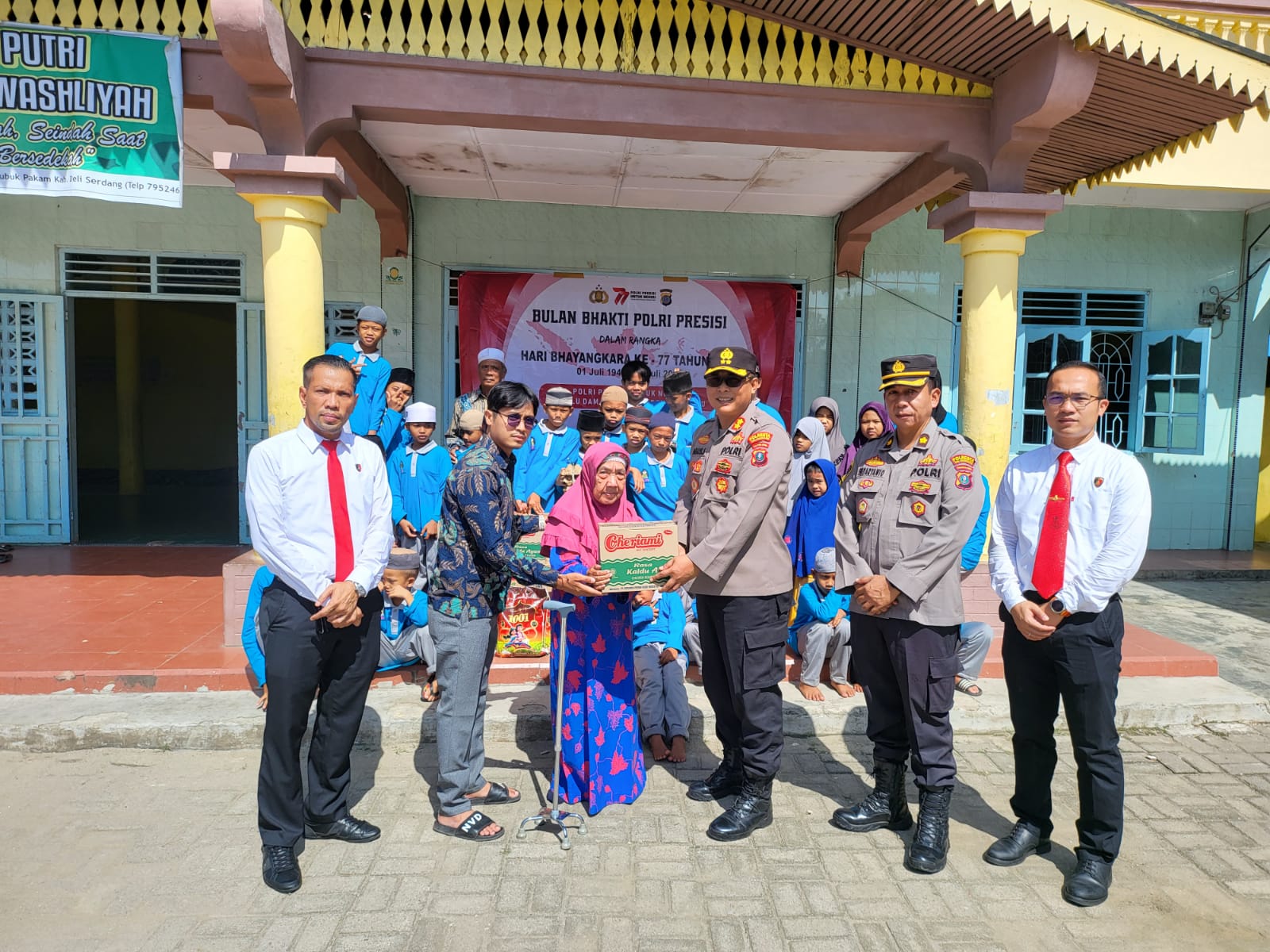 Polresta Deli Serdang Bagi Bansos dan Anjangsana ke Rumah Personil Polri