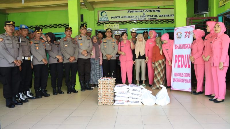 Sambut HUT Bhayangkara ke 77, Polres Binjai Salurkan Bansos