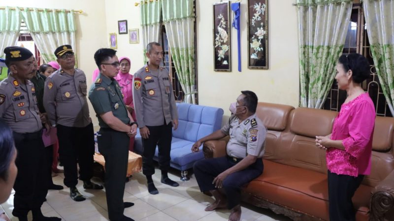 Kapolres Sergai Berkunjung ke Rumah Personil yang Sakit Menahun