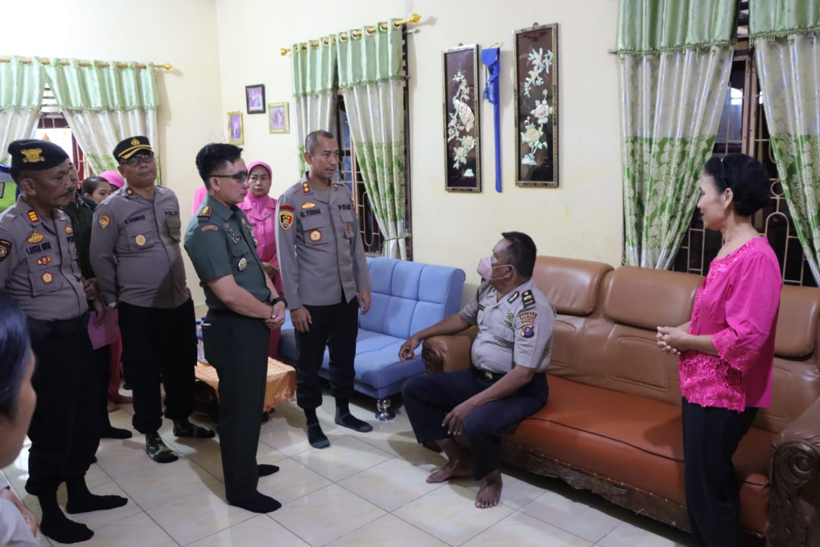 Kapolres Sergai Berkunjung ke Rumah Personil yang Sakit Menahun