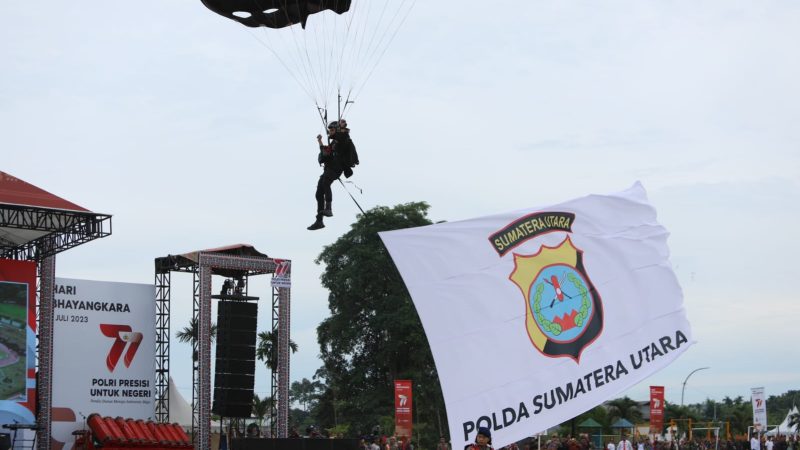 Atraksi Terjun Payung Meriahkan HUT Bhayangkara ke 77 di Polda Sumut