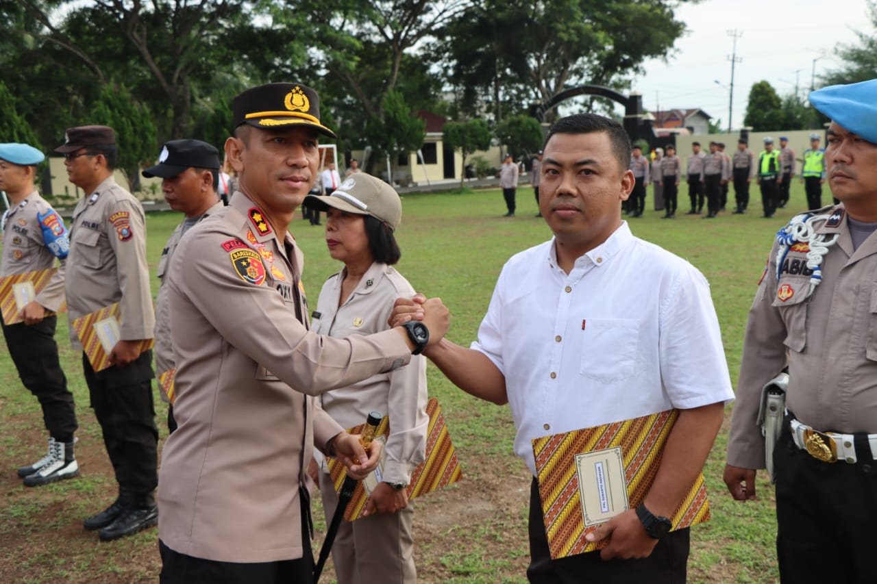 Kapolres Sergai Pimpin Apel Pemberian Piagam Penghargaan Kepada Personil