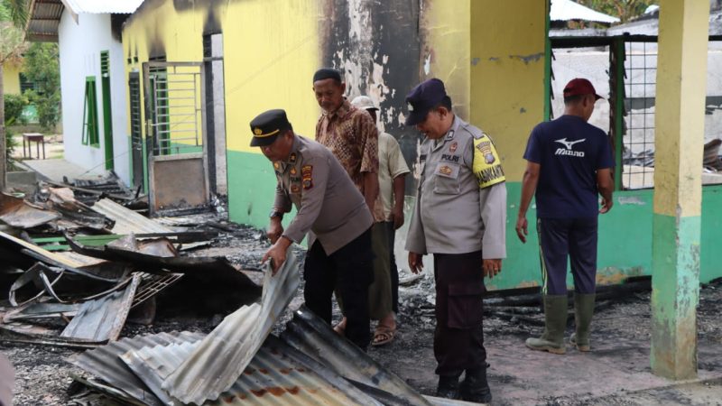 Polres Sergai Bersihkan Lokasi Bangunan yang Terbakar Milik Perguruan Al-Jamiyatul
