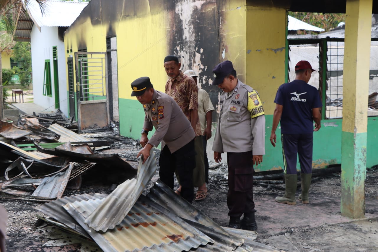 Polres Sergai Bersihkan Lokasi Bangunan yang Terbakar Milik Perguruan Al-Jamiyatul