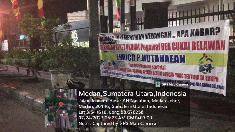 Spanduk Tak Bertuan Minta Untuk Menyerat Salah Satu Oknum Bea Cukai