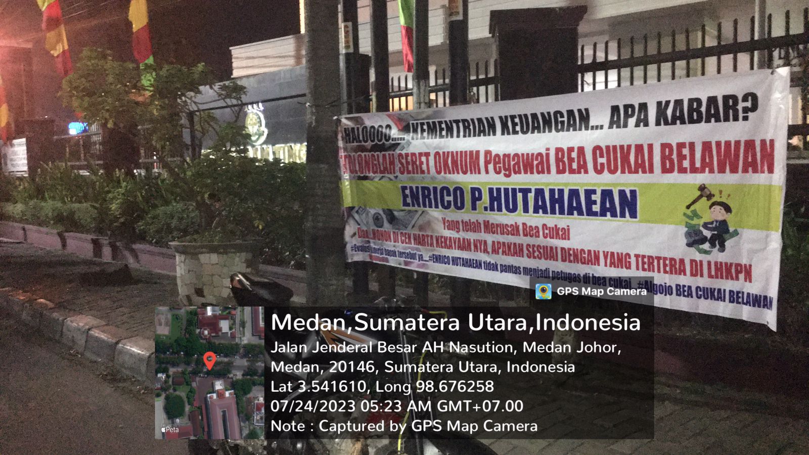 Spanduk Tak Bertuan Minta Untuk Menyerat Salah Satu Oknum Bea Cukai