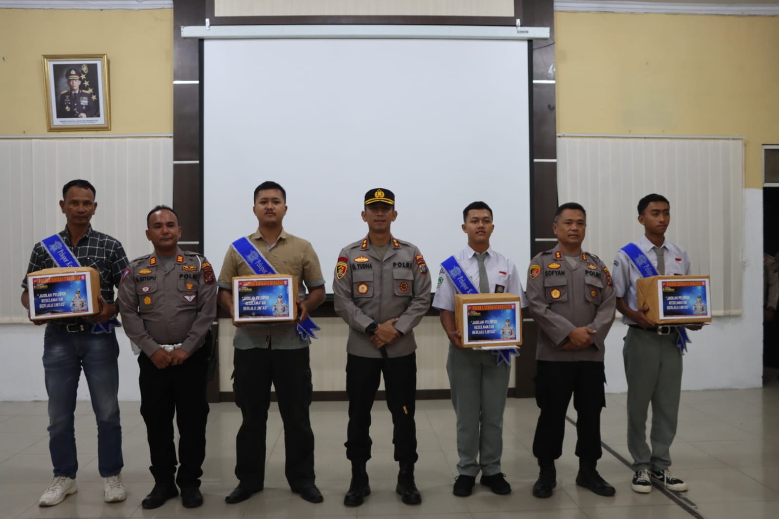 Kapolres Sergai Berikan Piagam Penghargaan Serta Bingkisan ke Perwakilan Masyarakat dan Pelajar 