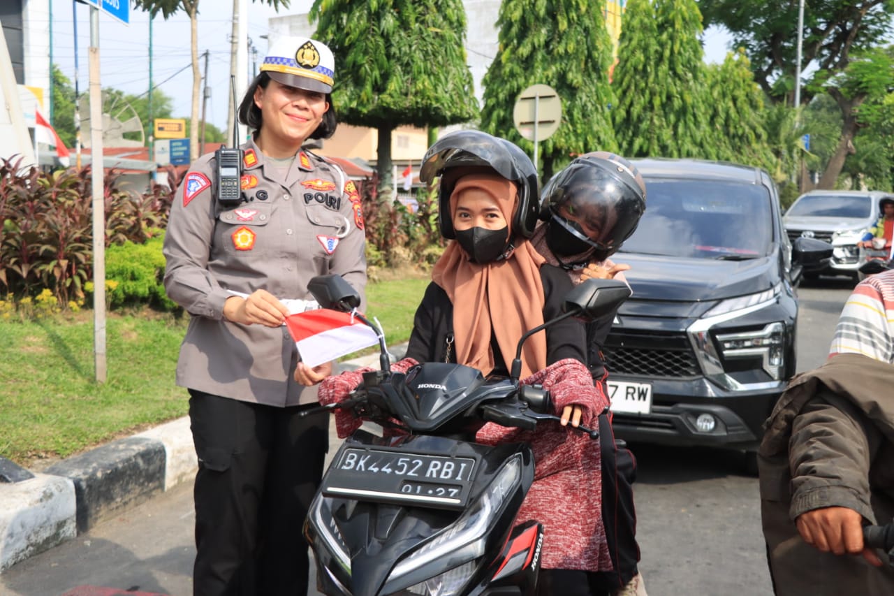 Sat Lantas Polres Binjai Bagikan Bendera Merah Putih