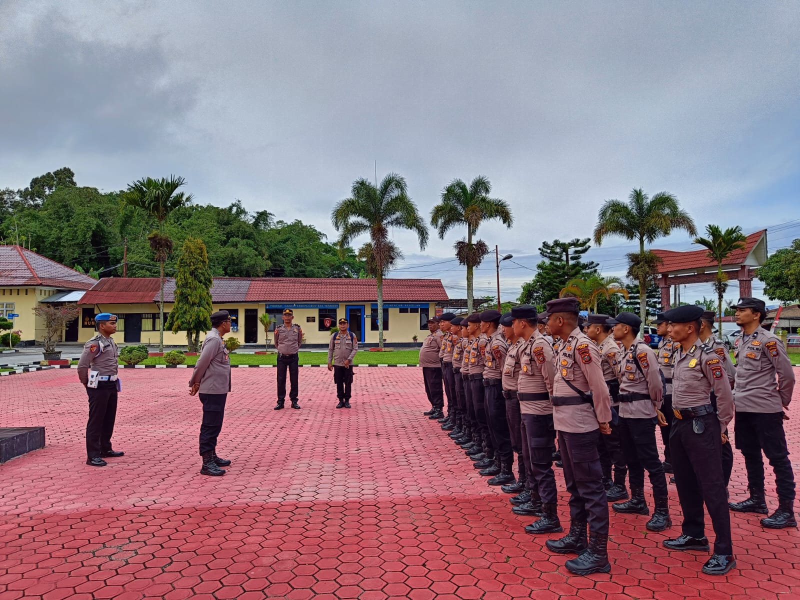 Kapolres Toba Lepas 30 Personil BKO Pengamanan Pilkades di Polres Madina