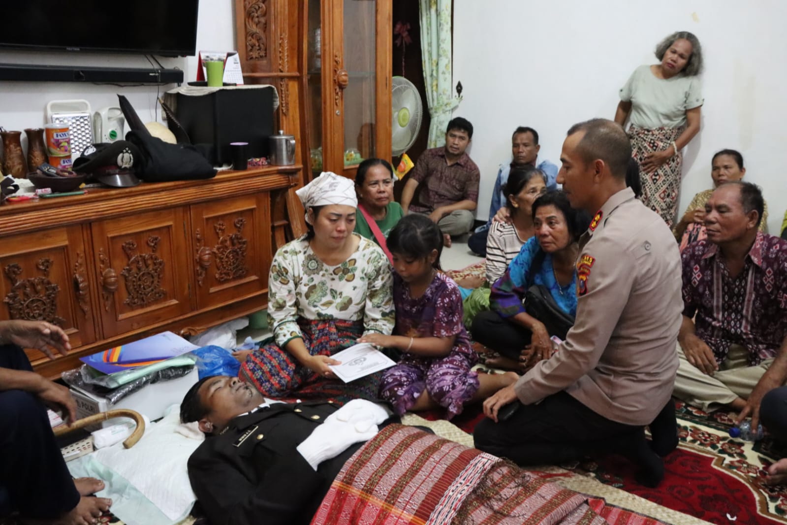 Melayat Kerumah Duka Almarhum Bripka Wiwin A. Sinaga, Kapolres Sergai Beri Bantuan dan Penghiburan
