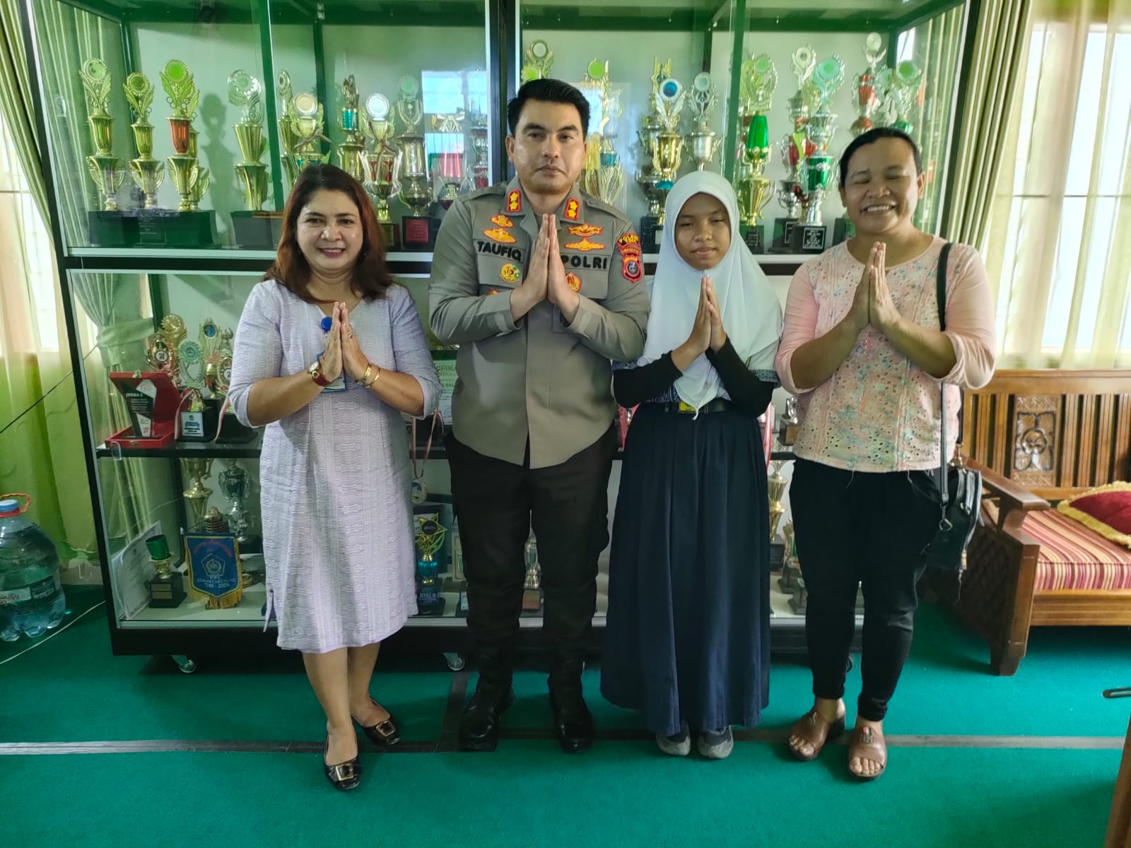 Kapolres Toba Ketua Pengcab PKKHI Kab.Toba Besuk Karateka Putri Yang Cidera Kesekolahnya