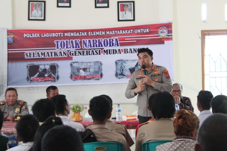 Kapolres Toba Sosialisasi di Kampung Narkoba Kantor Desa Ompu Raja Hutapea