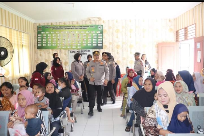 Kapolres Langkat Beri Bantuan Makanan Tambahan Kepada Anak
