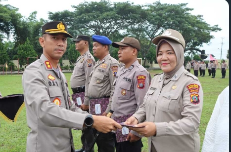 Kapolres Sergai Memberikan Penghargaan kepada Personil Polres Yang Berprestasi