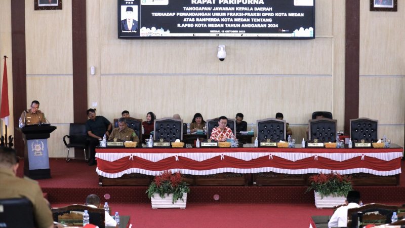 Wakil Walikota Menyampaikan Tanggapan Fraksi Fraksi