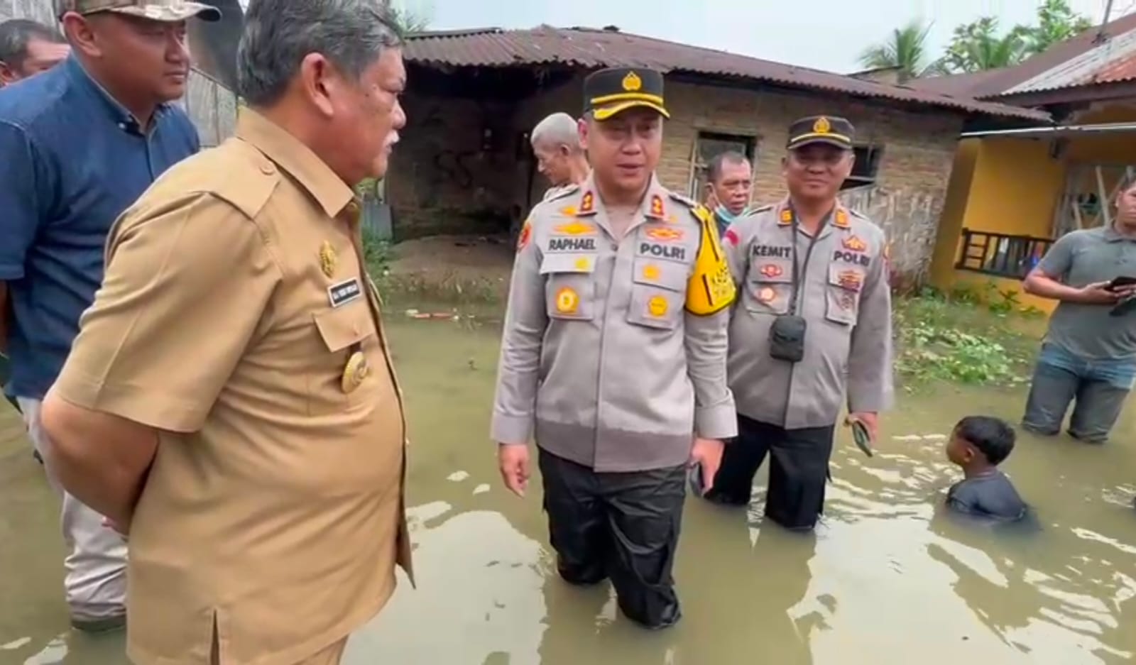 Kapolresta Deli Serdang Tinjau Titik Banjir dan Beri Bantuan