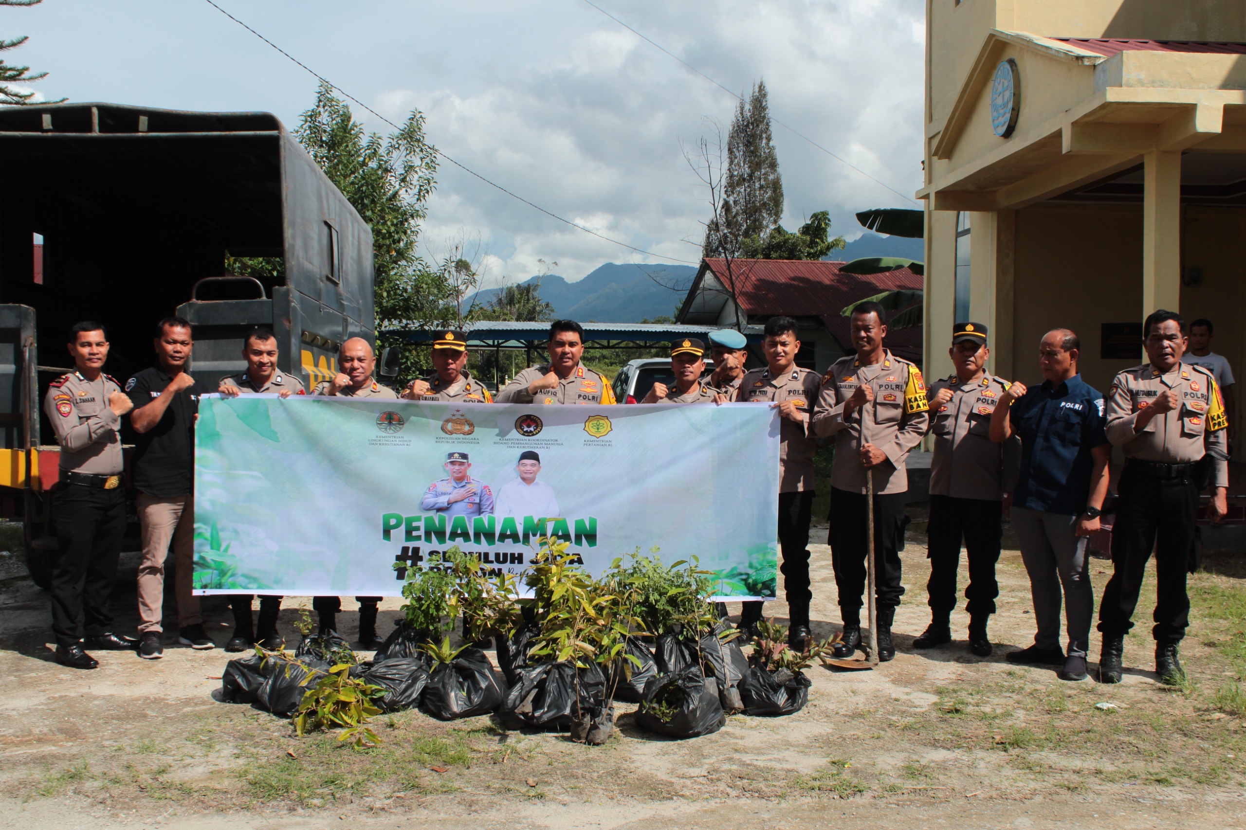 Peduli Terhadap Lingkungan dan Penghijauan, Polres Toba Lakukan Penanaman 100 Bibit Pohon