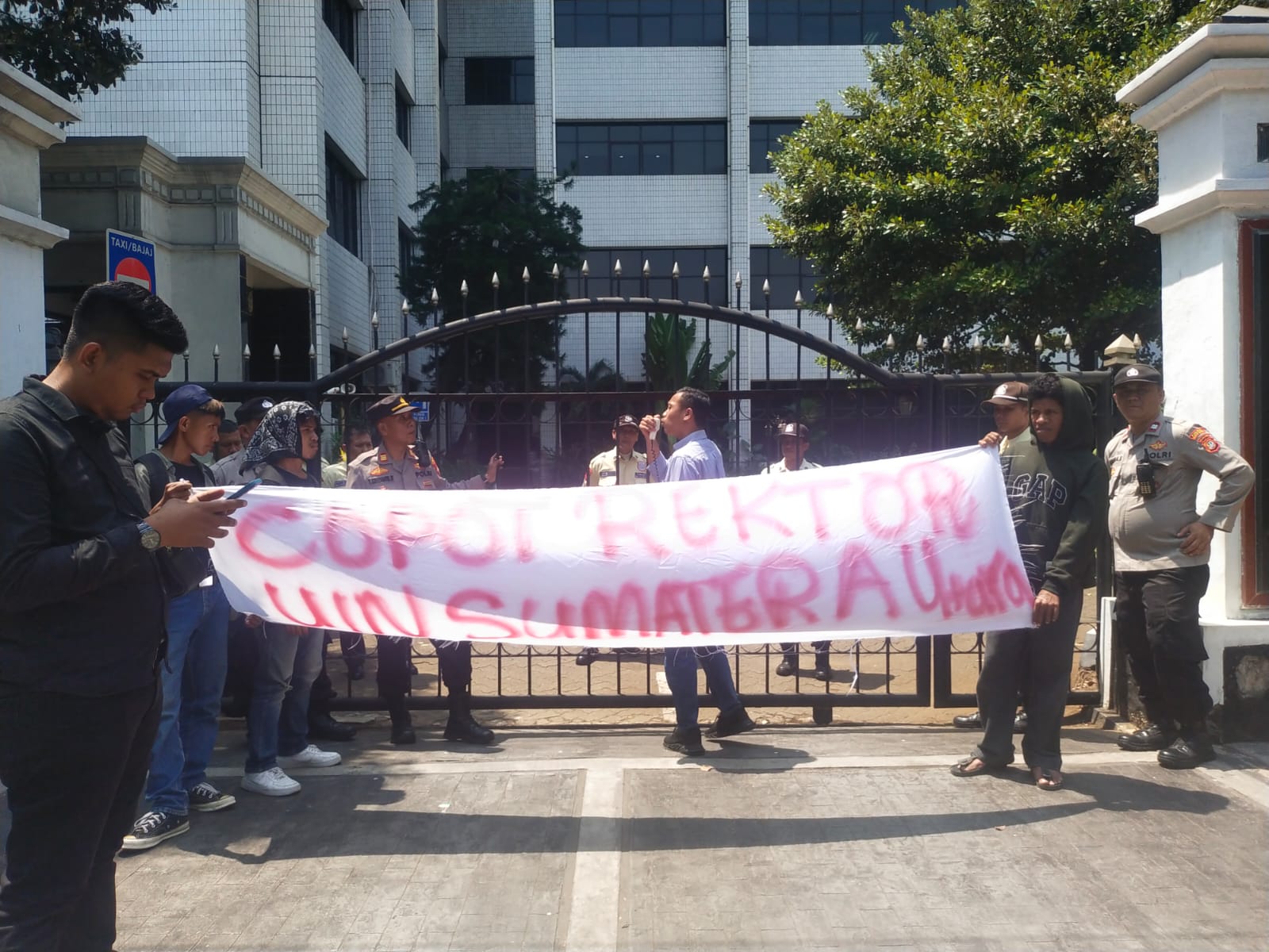 Sekelompok Pemuda Dan Mahasiswa JMI Gelar Aksi Demo Meminta Menteri Agama Mencopot Rektor UIN