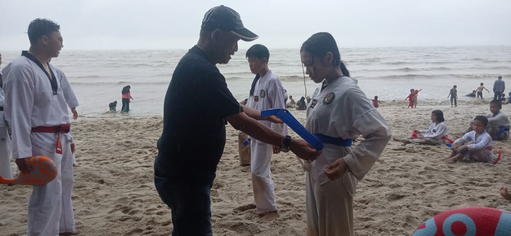 Muslim Susanto Gelar Penyerahan Hadiah dan Kenaikan Sabuk Atlet Dojang Formapera